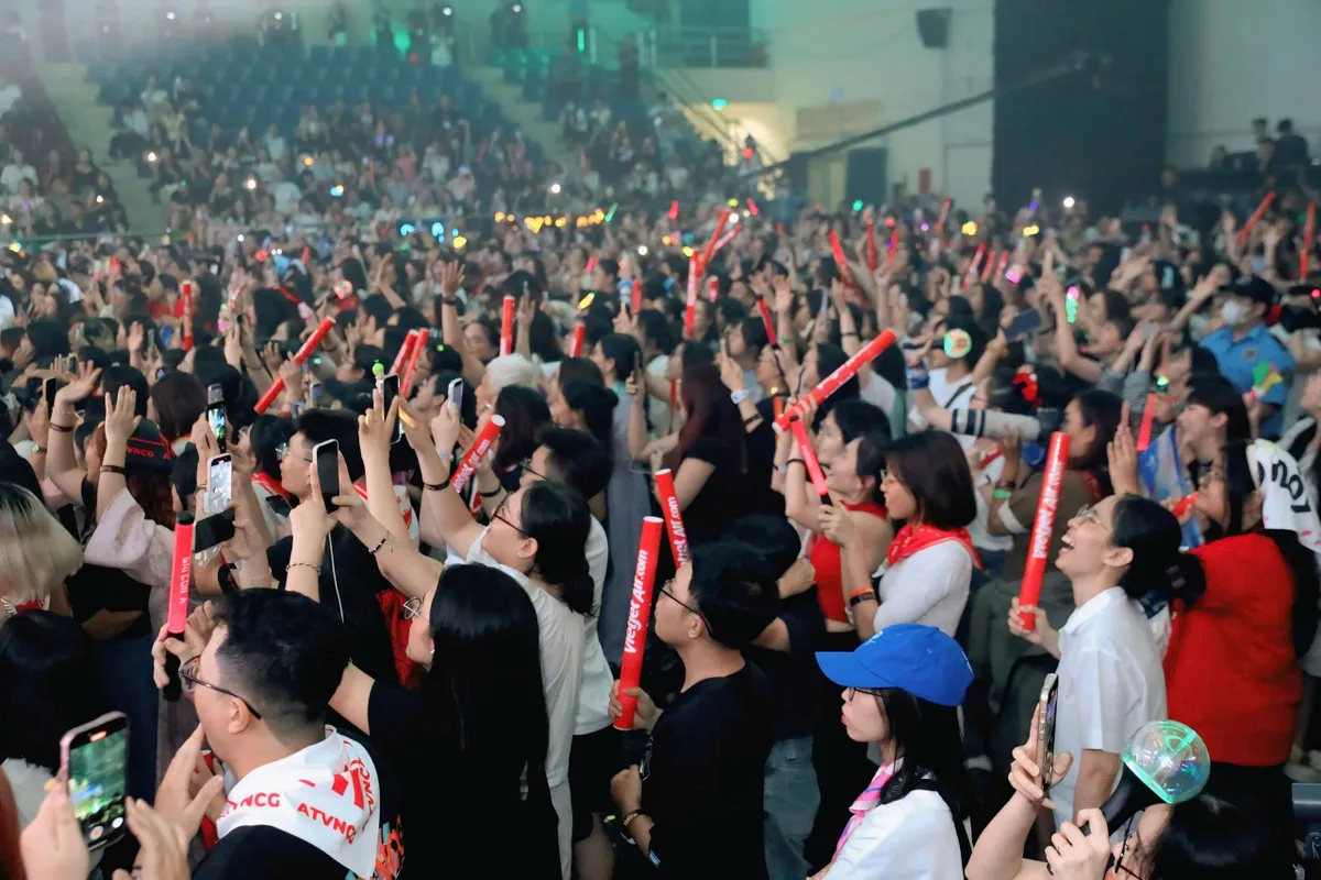 "Gia tộc Anh T&agrave;i" hội ngộ, b&ugrave;ng ch&aacute;y tr&ecirc;n s&acirc;n khấu: Đ&ecirc;m nhạc g&acirc;y quỹ "T&ocirc;i! Người Việt Nam" vỡ &ograve;a cảm x&uacute;c - Ảnh 6.