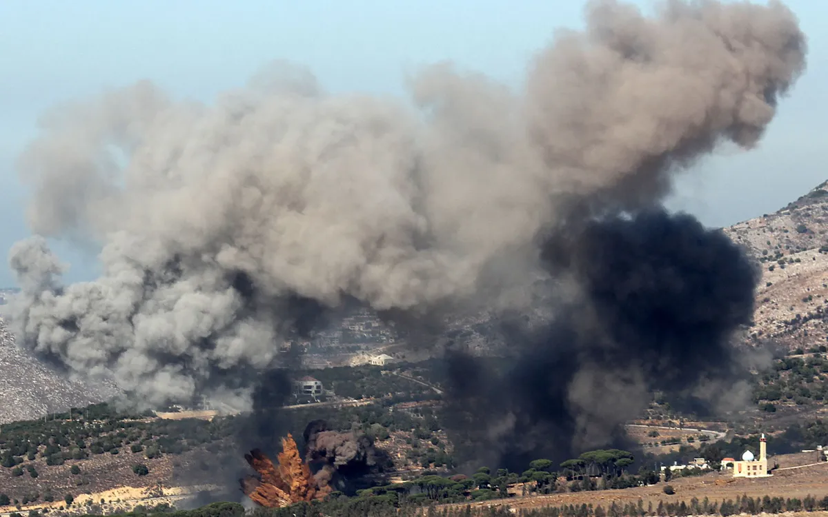 Khói bốc lên sau cuộc tấn công của Israel vào ngoại ô làng Ej Jarmaq, miền Nam Lebanon, ngày 30/10/2025 (Ảnh: AFP)