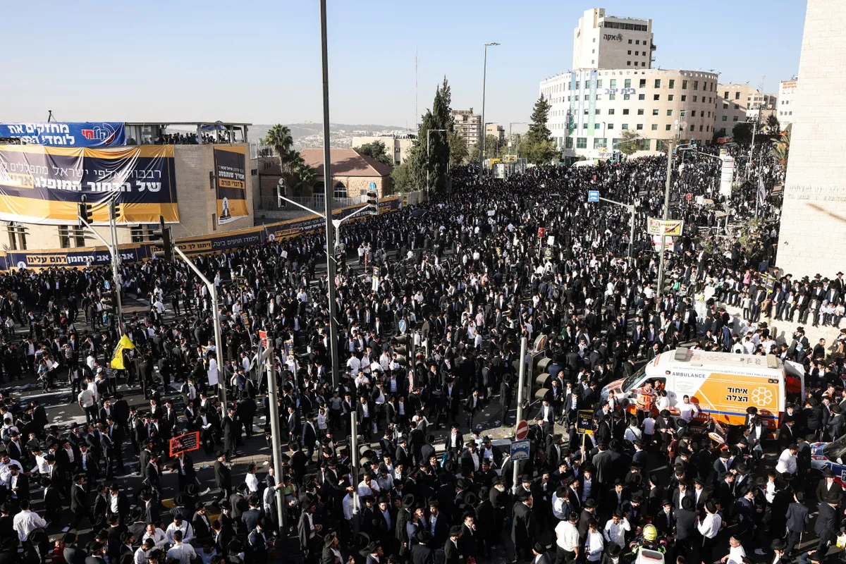 Hàng trăm nghìn người biểu tình phản đối dự luật nhập ngũ bắt buộc tại Israel  - Ảnh 2.