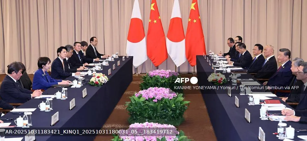 Thủ tướng Nhật Bản Takaichi lần đầu hội đàm song phương với Chủ tịch Trung Quốc Tập Cận Bình- Ảnh 1.