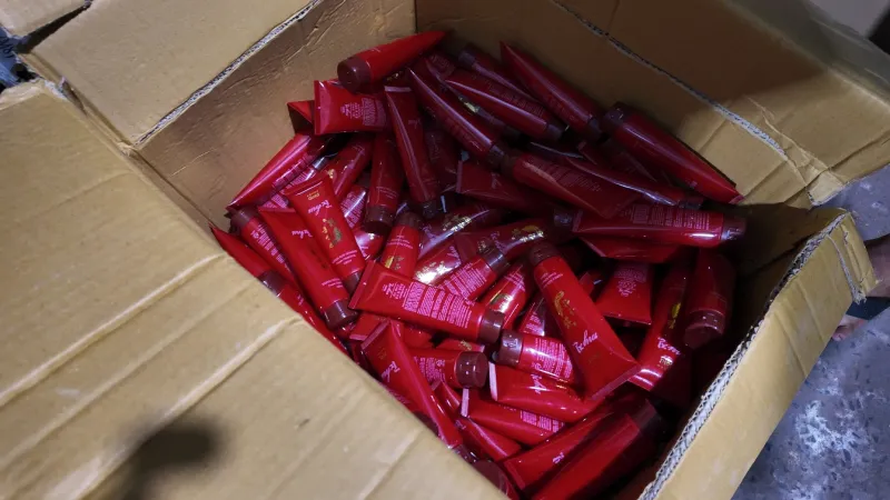 Triệt phá đường dây sản xuất, buôn bán hàng nghìn sản phẩm mỹ phẩm giả thương hiệu nổi tiếng - Ảnh 2.