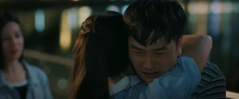 Cách em 1 milimet - Tập 18: Nghiêm cưỡng bức Nga trong phòng riêng, bị Đức đánh vỡ mặt tiền  - Ảnh 33.