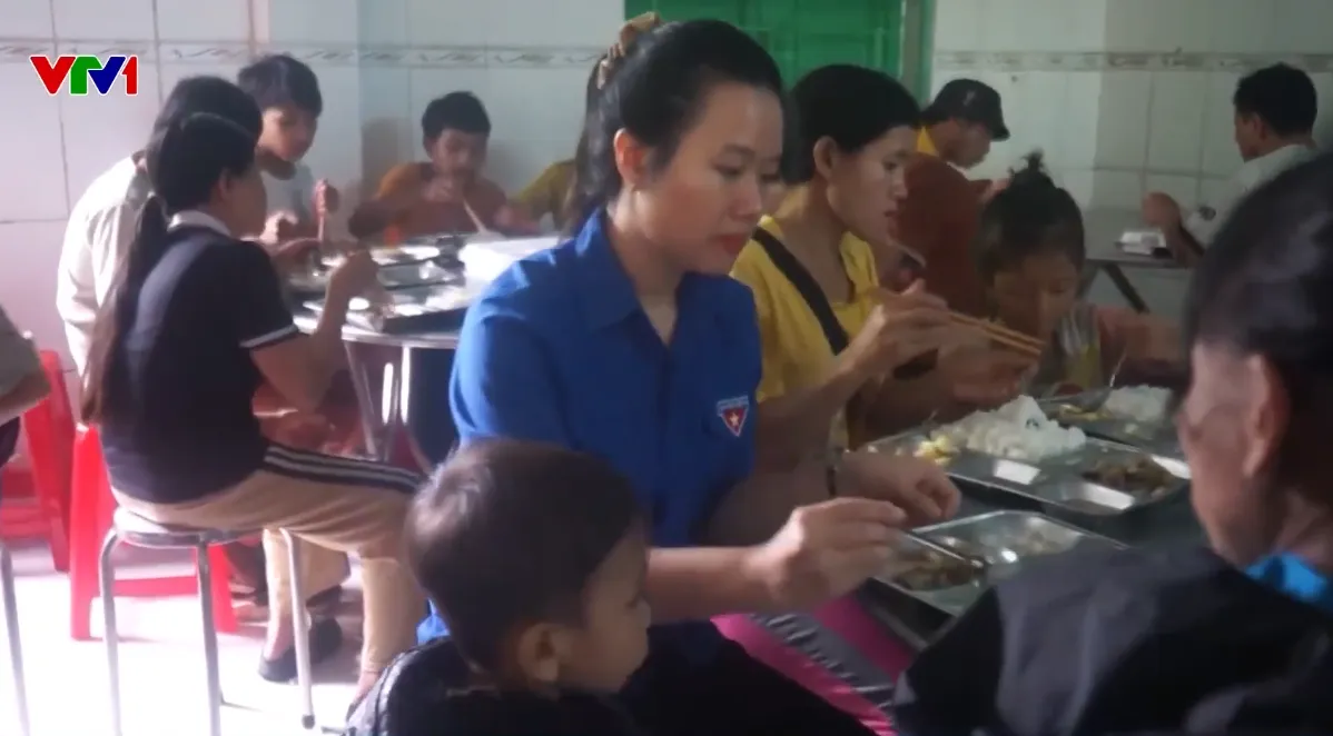 Đoàn viên thanh niên, giáo viên trở thành “anh nuôi” chăm lo cho người dân sơ tán ở Đà Nẵng - Ảnh 1.