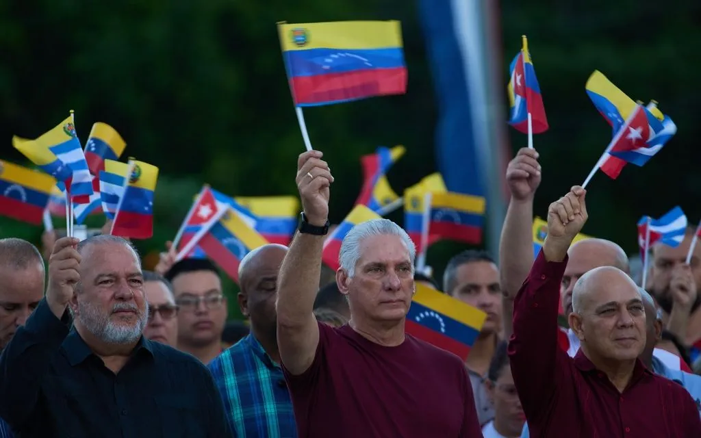 Chủ tịch Cuba Miguel Diaz-Canel (giữa) tham dự một cuộc tuần hành tại La Habana, thứ Sáu, ngày 17/10/2025 (Ảnh: AP)