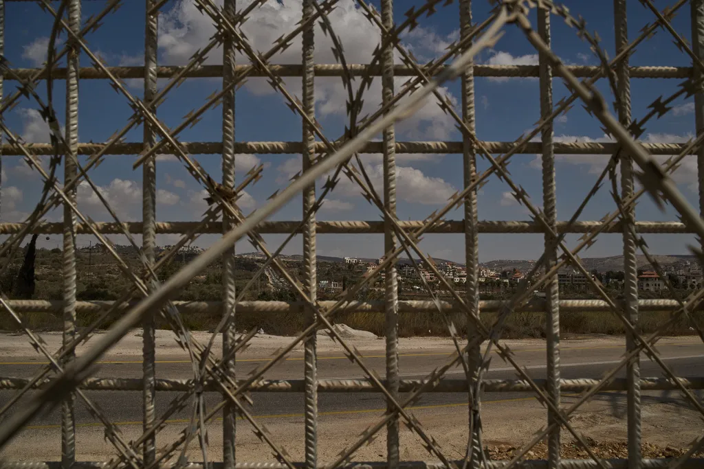 Israel đã dựng gần 1.000 rào chắn ở Bờ Tây trong cuộc chiến tại Gaza - Ảnh 1.