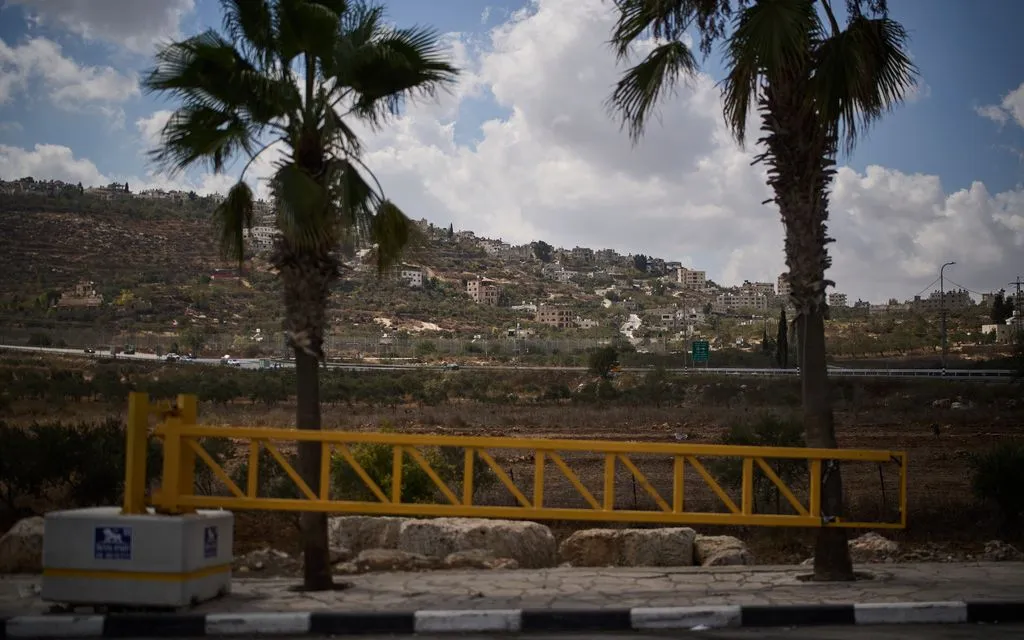 Rào chắn màu vàng do chính quyền Israel dựng lên được nhìn thấy ở lối vào thị trấn Turmus Ayya ở Bờ Tây, ngày 30/9 (Ảnh: AP)