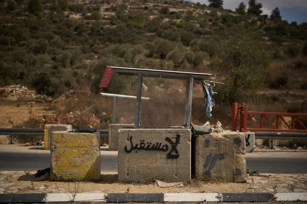 Israel đã dựng gần 1.000 rào chắn ở Bờ Tây trong cuộc chiến tại Gaza - Ảnh 3.