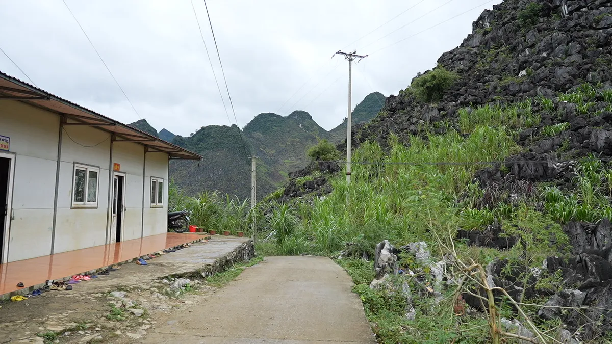 Co ro trong giá lạnh, học trò Xúa Do vẫn miệt mài đến lớp- Ảnh 1.