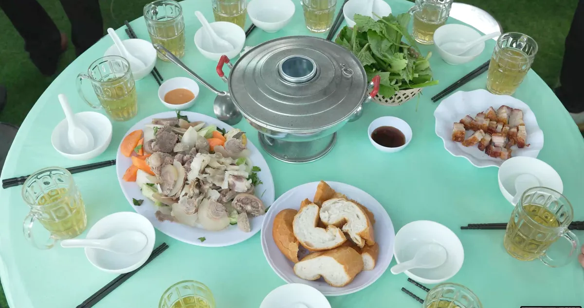 Khung cảnh đám cưới đậm chất miền Tây trên màn ảnh rộng - Ảnh 9.