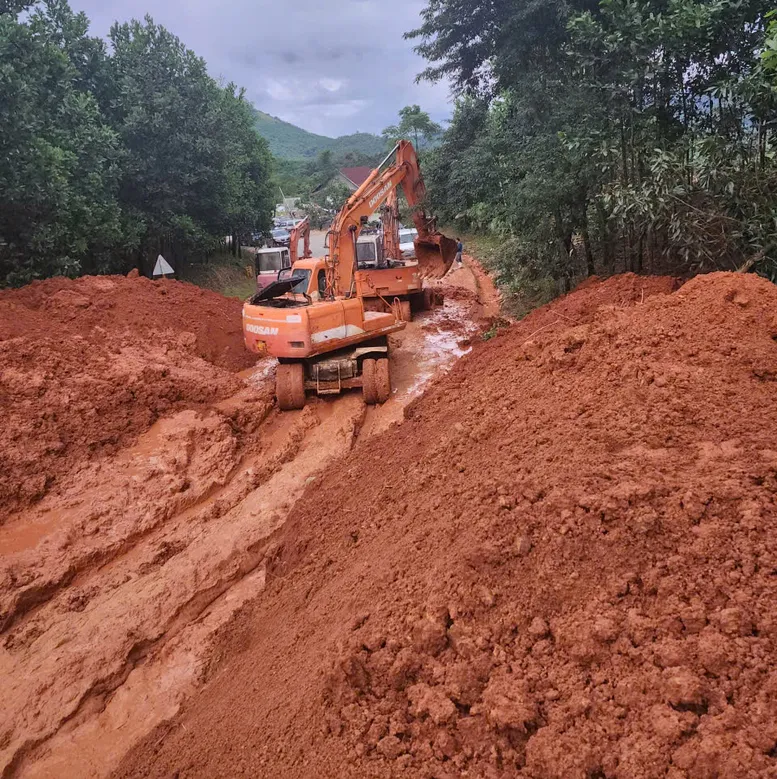 Thông tuyến đường Hồ Chí Minh qua đèo Lò Xo - Ảnh 2.