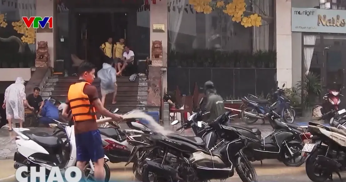 Nước bắt đầu rút, người dân Huế bắt đầu dọn dẹp sau lũ - Ảnh 1.