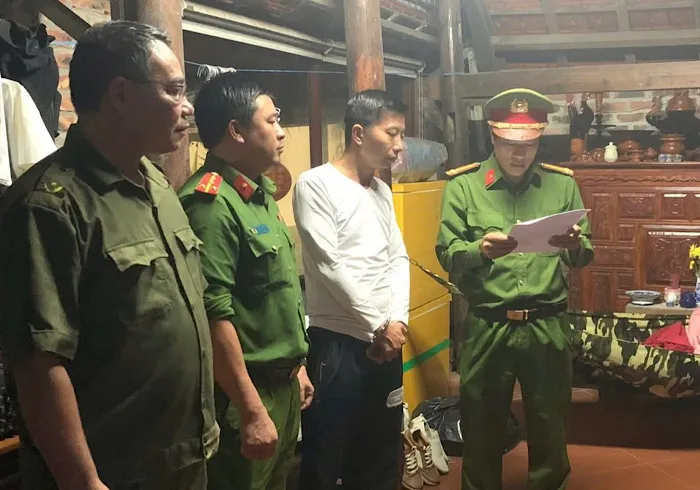 Tạm giữ tài xế xe bán tải tông taxi, hành hung người khác sau va chạm - Ảnh 1.