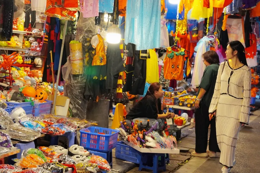 Không khí Halloween lan tỏa khắp phố phường Hà Nội và TP Hồ Chí Minh- Ảnh 3. Không khí Halloween lan tỏa khắp phố phường Hà Nội và TP Hồ Chí Minh- Ảnh 3.