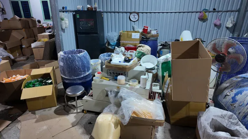 Triệt phá đường dây sản xuất, buôn bán hàng nghìn sản phẩm mỹ phẩm giả thương hiệu nổi tiếng - Ảnh 5.