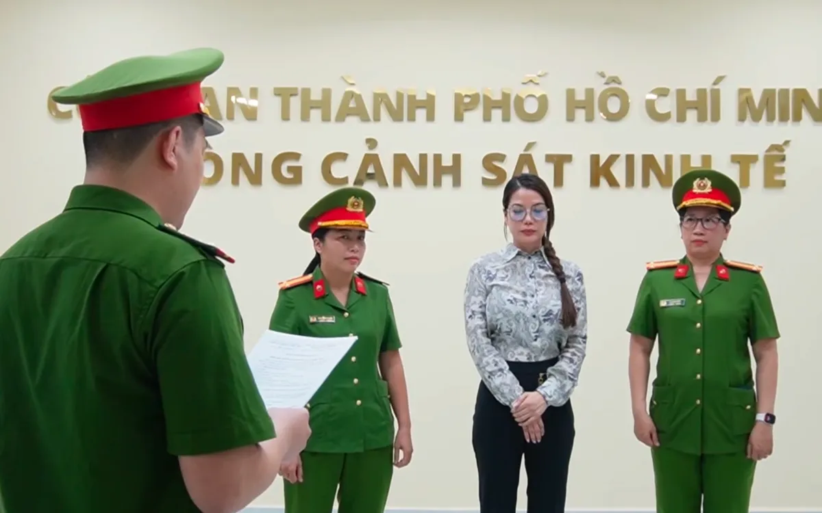 Cơ quan Cảnh sát điều tra (Phòng Cảnh sát kinh tế) Công an TP. Hồ Chí Minh đang đọc lênh khởi tố, bắt tạm giam Trương Ngọc Ánh. Ảnh: CA.
