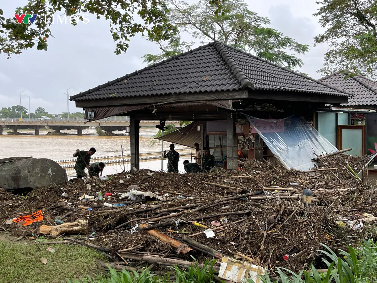  Huế: Nhiều tuyến đường trung tâm ngập trong bùn, rác thải sau lũ - Ảnh 8.