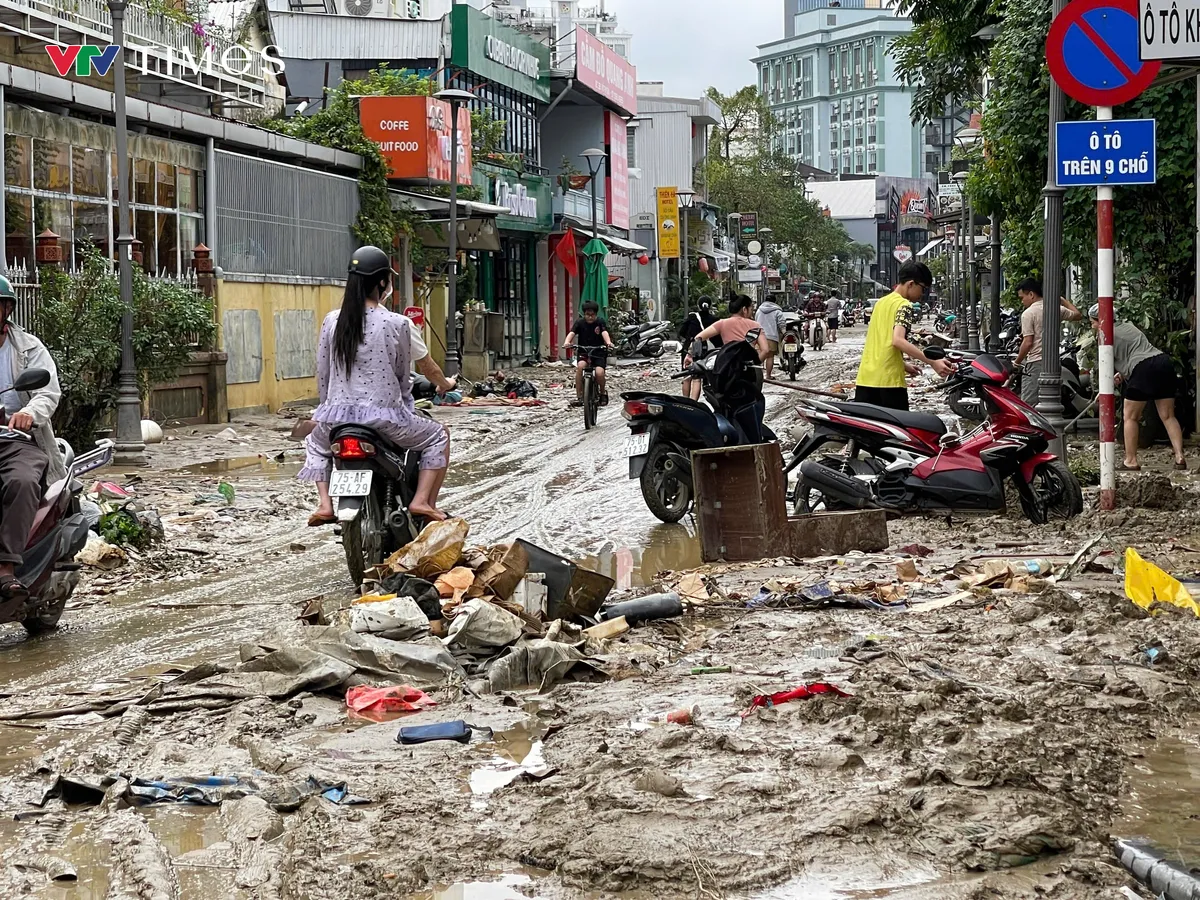  Huế: Nhiều tuyến đường trung tâm ngập trong bùn, rác thải sau lũ - Ảnh 1.