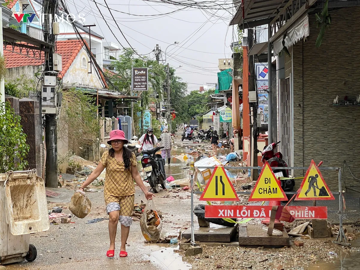  Huế: Nhiều tuyến đường trung tâm ngập trong bùn, rác thải sau lũ - Ảnh 2.