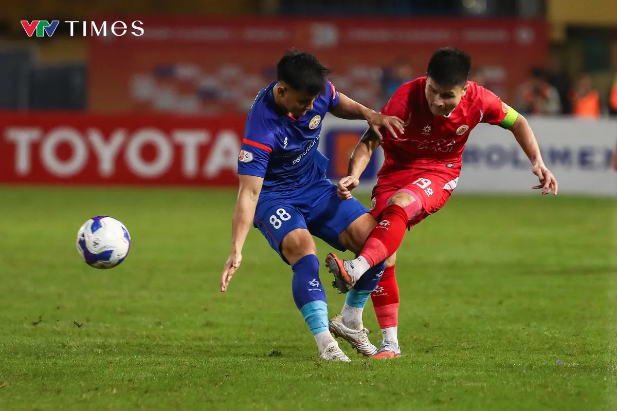 VAR "cứu" đội kh&aacute;ch 1 b&agrave;n, C&ocirc;ng an H&agrave; Nội vẫn gi&agrave;nh trọn 3 điểm- Ảnh 1.