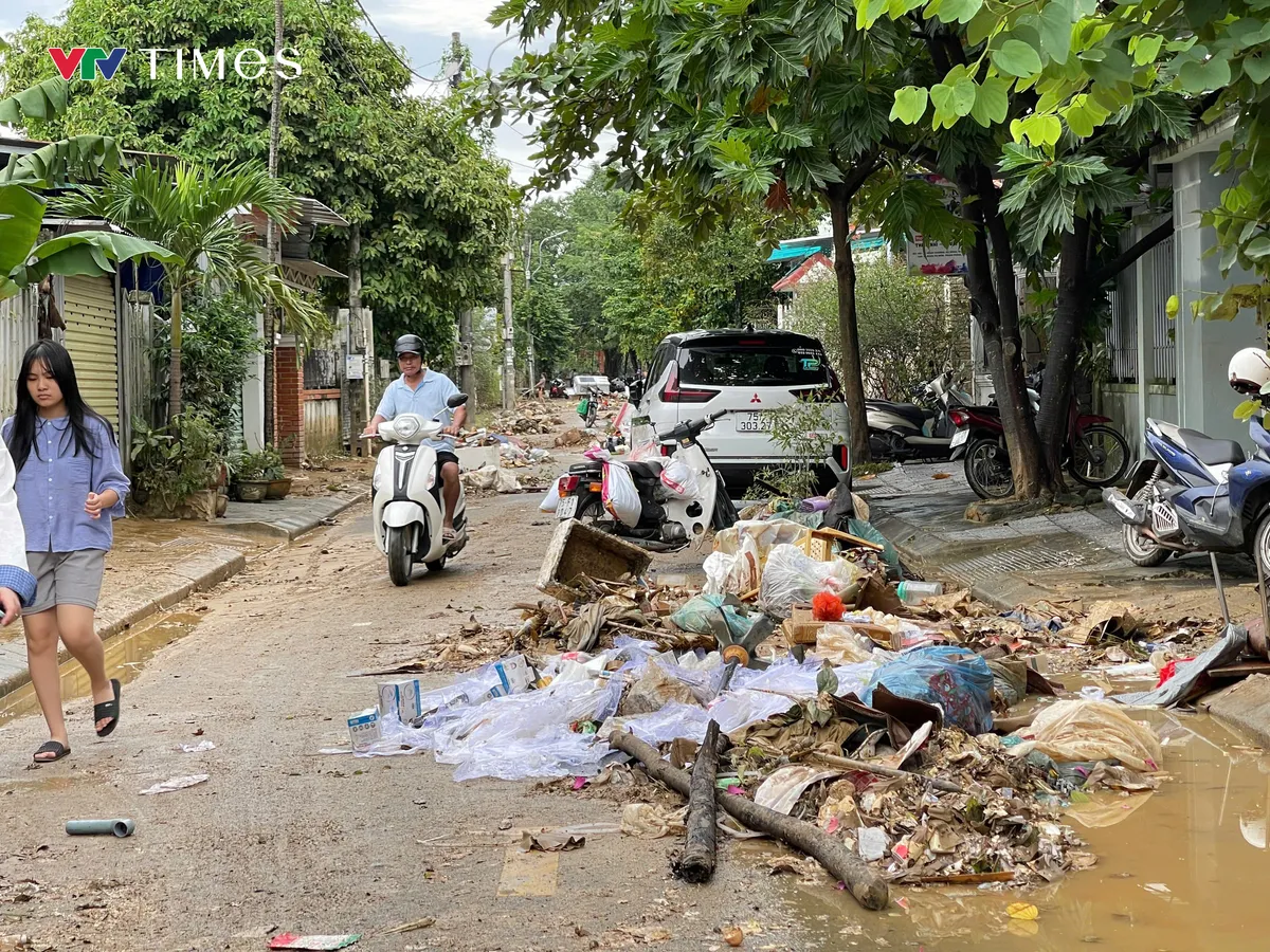  Huế: Nhiều tuyến đường trung tâm ngập trong bùn, rác thải sau lũ - Ảnh 5.