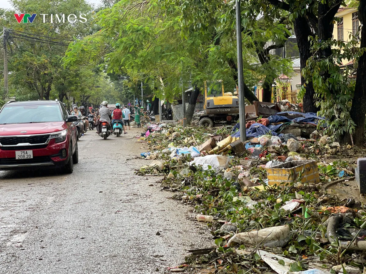  Huế: Nhiều tuyến đường trung tâm ngập trong bùn, rác thải sau lũ - Ảnh 4.