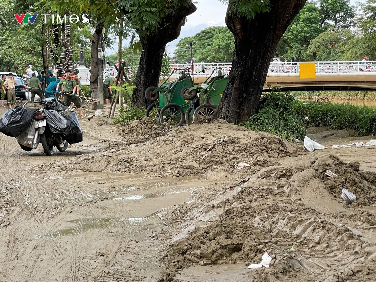  Huế: Nhiều tuyến đường trung tâm ngập trong bùn, rác thải sau lũ - Ảnh 3.