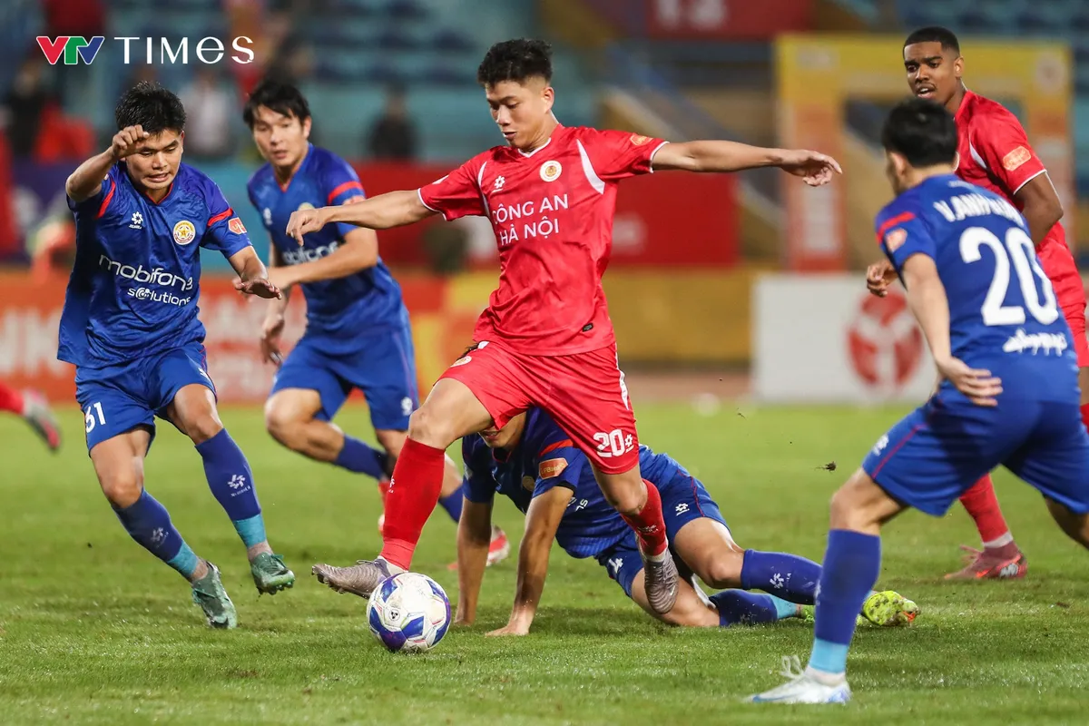 VAR "cứu" đội kh&aacute;ch 1 b&agrave;n, C&ocirc;ng an H&agrave; Nội vẫn gi&agrave;nh trọn 3 điểm- Ảnh 2.