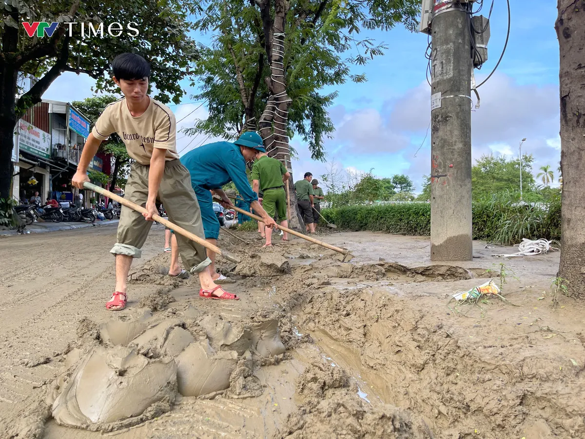  Huế: Nhiều tuyến đường trung tâm ngập trong bùn, rác thải sau lũ - Ảnh 6.