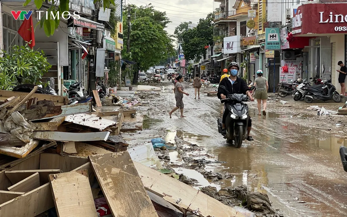 Nhiều tuyến đường trung tâm ngập trong bùn, rác thải sau lũ.
