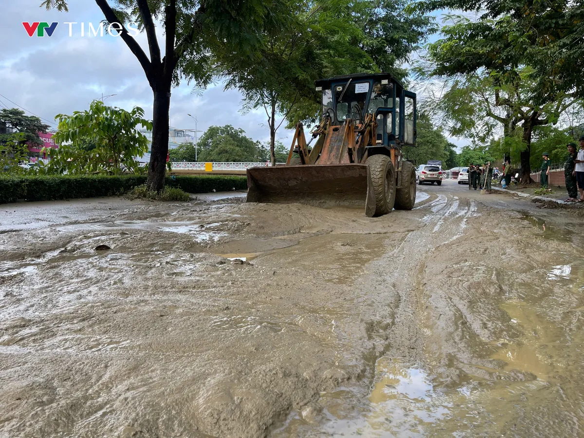  Huế: Nhiều tuyến đường trung tâm ngập trong bùn, rác thải sau lũ - Ảnh 7.