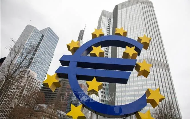 Biểu tượng đồng euro ở phía trước trụ sở Ngân hàng Trung ương châu Âu ở Frankfurt, Đức. (Ảnh: AFP/TTXVN)