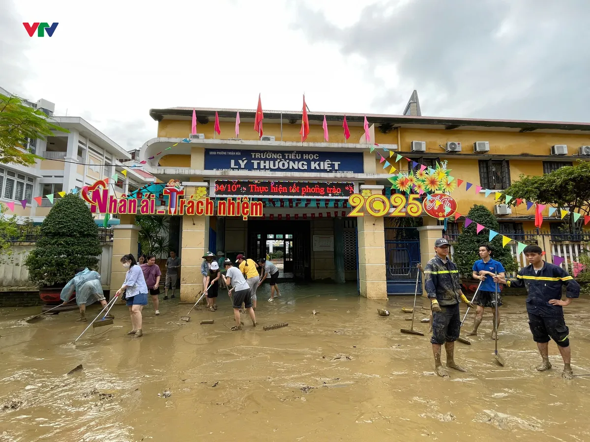  Huế: Nhiều tuyến đường trung tâm ngập trong bùn, rác thải sau lũ - Ảnh 9.