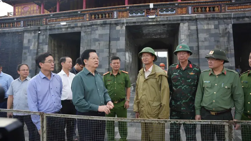 Phó Thủ tướng Mai Văn Chính kiểm tra tình hình ngập lụt tại Đại Nội Huế - Ảnh 1.