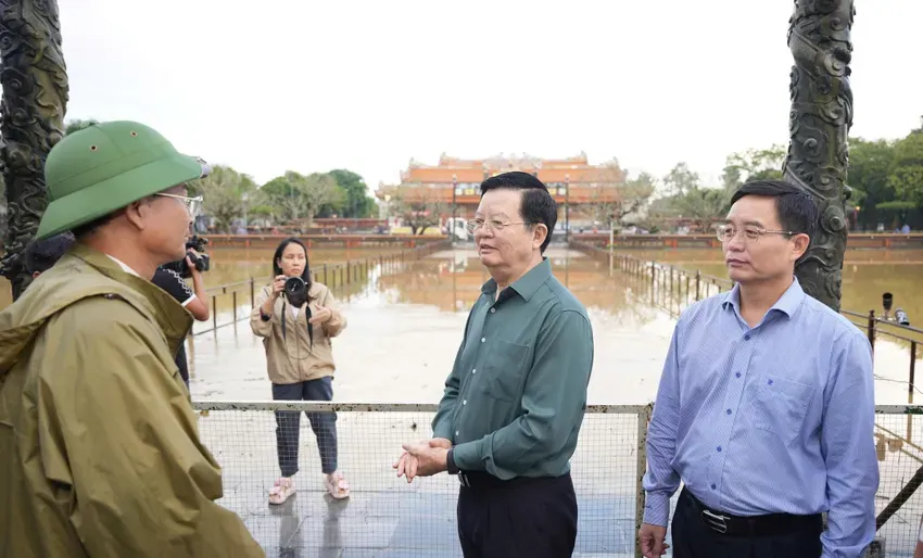 Phó Thủ tướng Mai Văn Chính kiểm tra tình hình ngập lụt tại Đại Nội Huế - Ảnh 2.