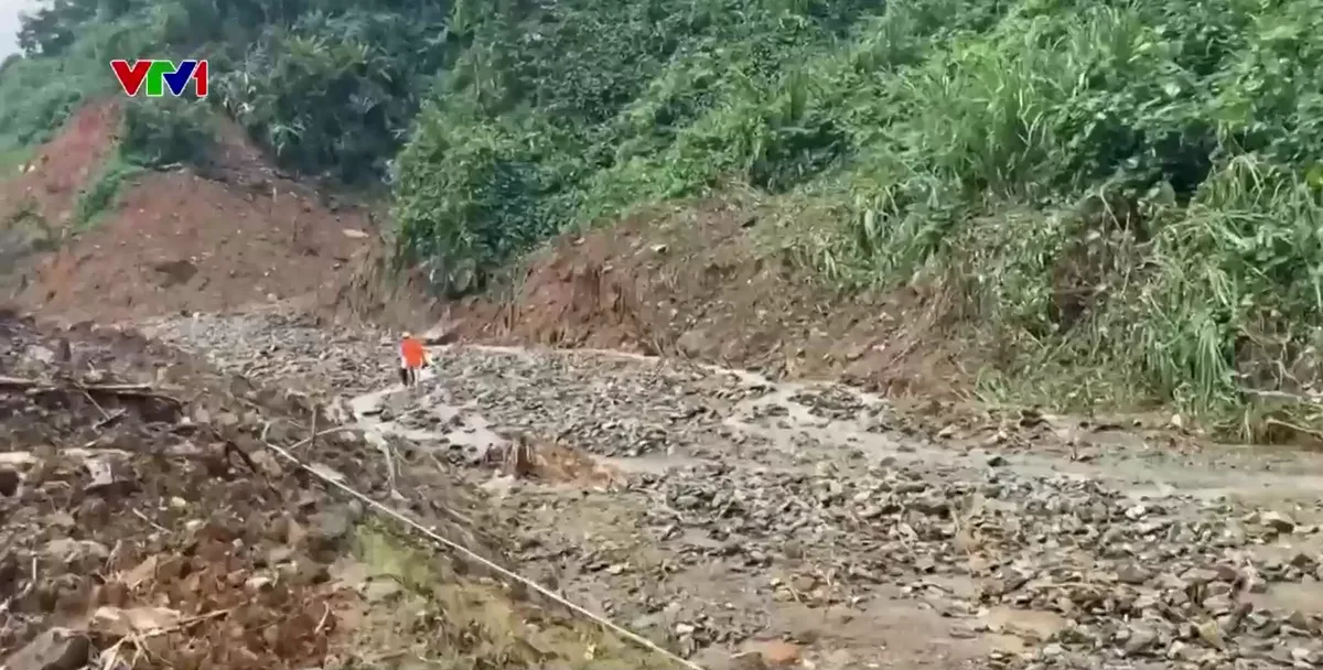 Sạt lở nghiêm trọng trên Quốc lộ 14E - Ảnh 1.