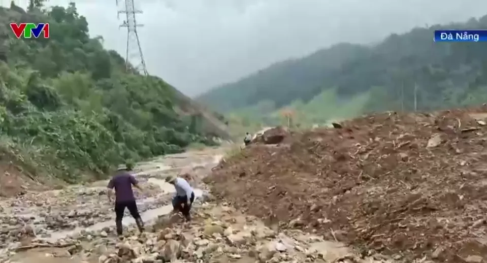 Hàng trăm điểm sạt trượt vùi lấp đường miền núi Đà Nẵng, người dân liều mình vượt lũ về nhà- Ảnh 4.