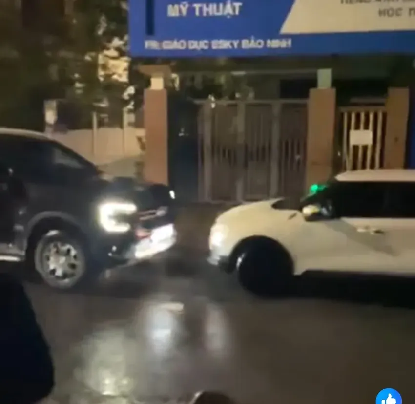 Tạm giữ tài xế xe bán tải tông taxi, hành hung người khác sau va chạm - Ảnh 2.