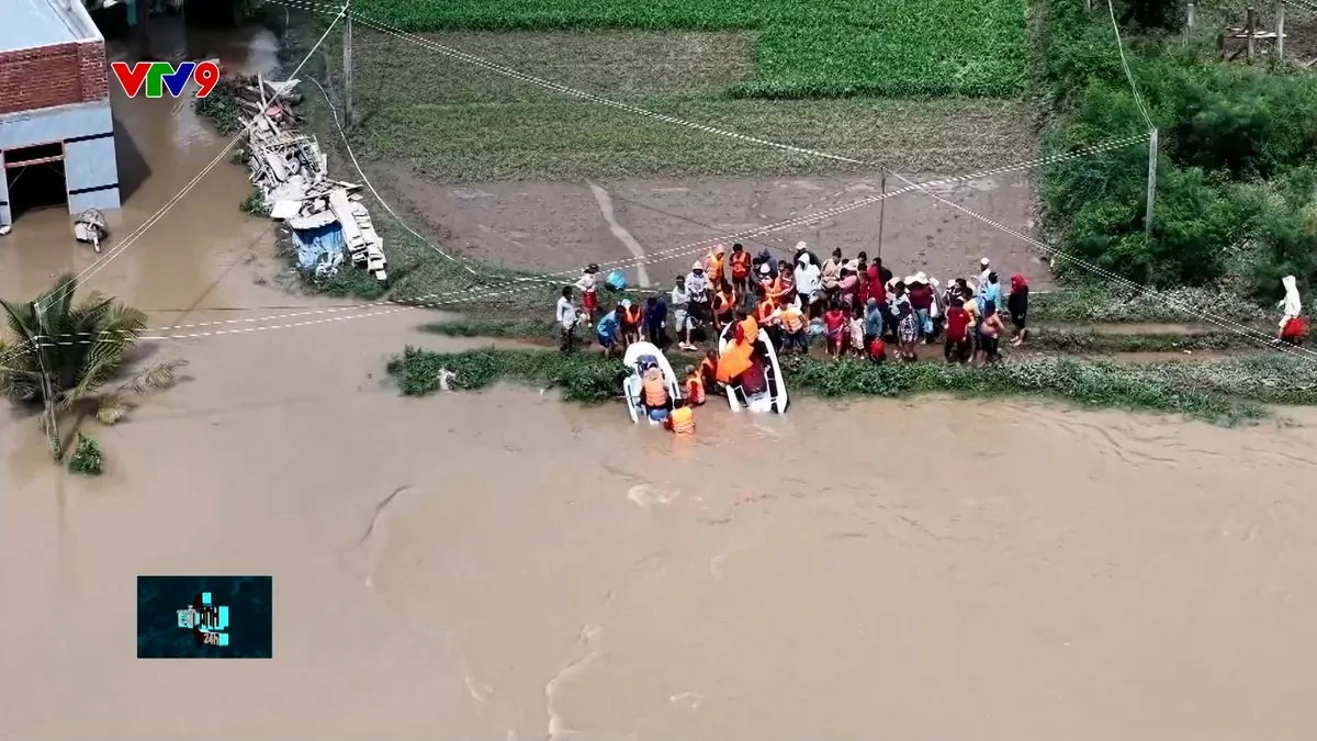 Nỗ lực di dời, ổn định đời sống người dân sau mưa lũ