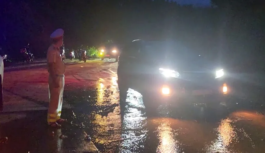 Thông tuyến đường Hồ Chí Minh qua đèo Lò Xo - Ảnh 1.