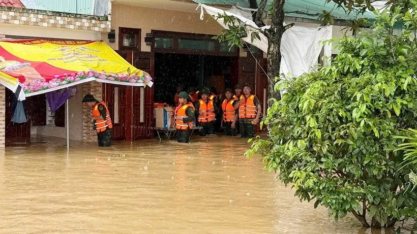 Thủ tướng: Khẩn trương khắc phục hậu quả mưa lũ ở Trung Bộ, sớm ổn định đời sống nhân dân- Ảnh 1.