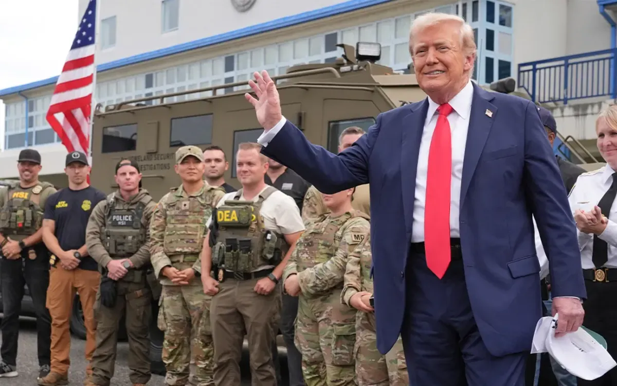 Tổng thống Donald Trump phát biểu với các thành viên của lực lượng thực thi pháp luật và binh lính Vệ binh Quốc gia vào ngày 21/8/2025 tại Washington D.C. (Ảnh: AP)