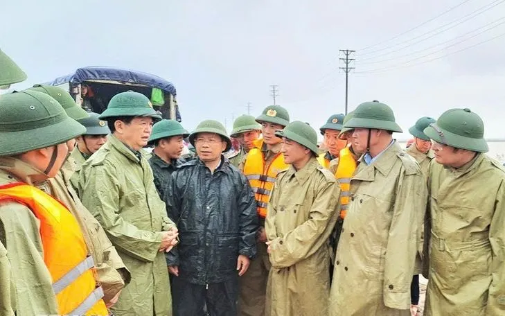 Phó Thủ tướng Mai Văn Chính kiểm tra công tác ứng phó mưa lũ tại phường Vũng Áng, Hà Tĩnh