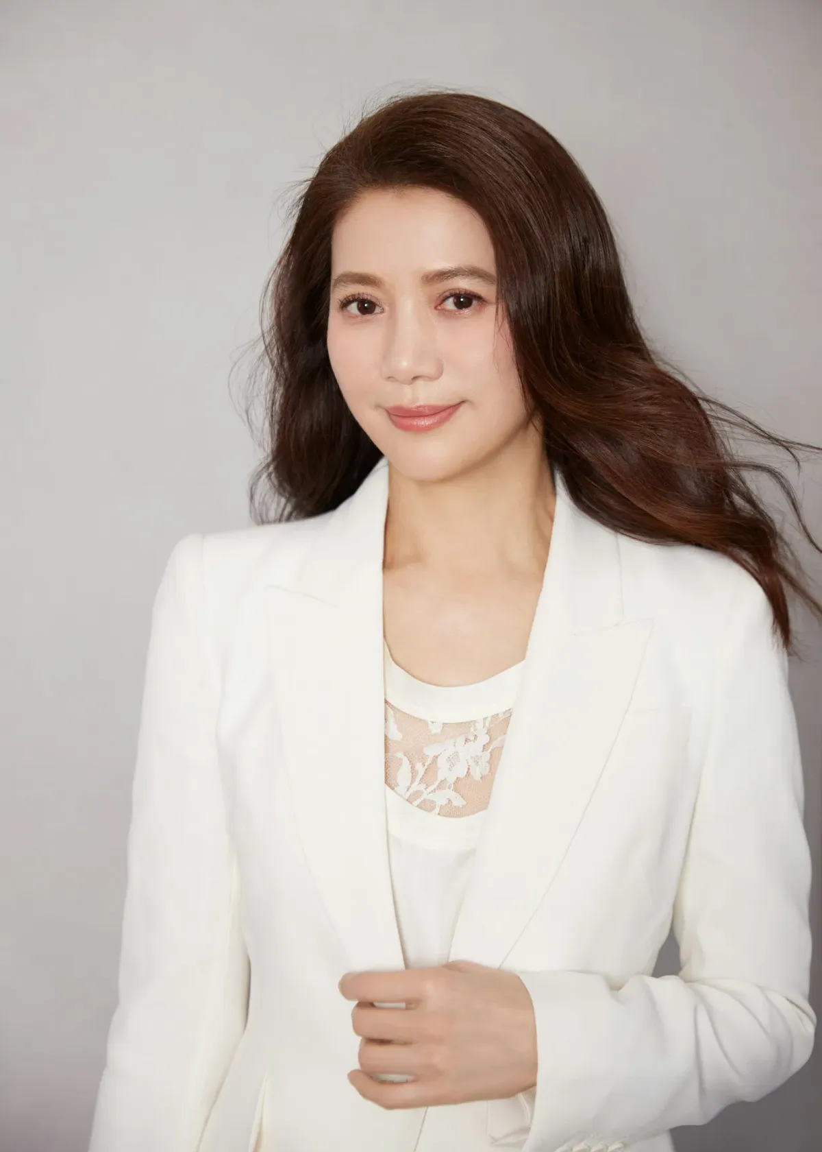 Chân Tử Đan và Viên Vịnh Nghi làm giám khảo cho giải thưởng Kim Sư đầu tiên - Ảnh 1.