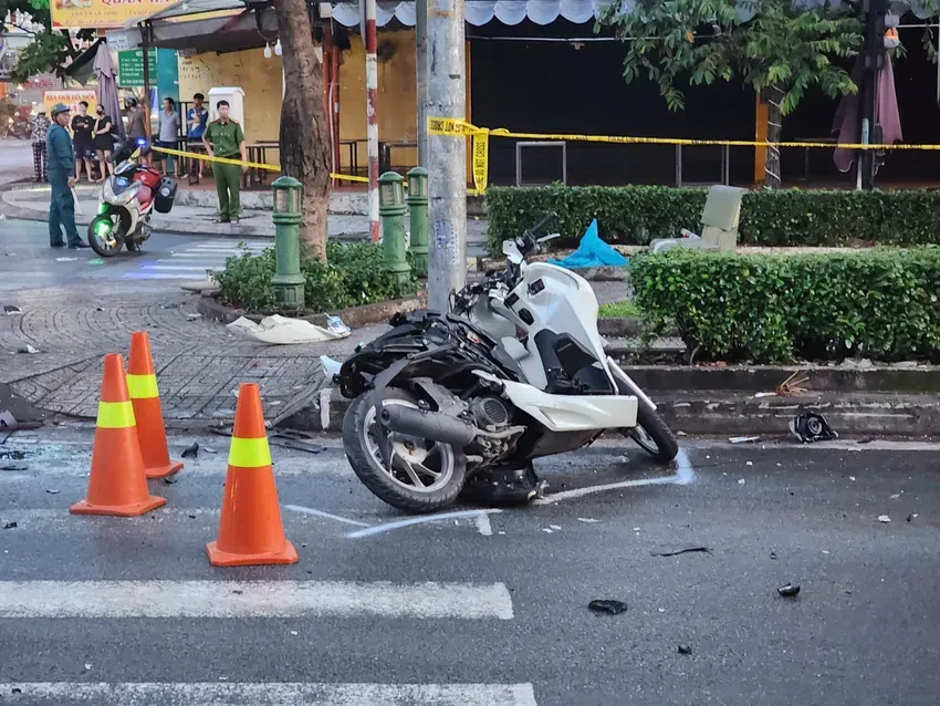 Va chạm xe tải, đôi nam nữ đi xe máy văng xa chục mét, 1 người tử vong - Ảnh 2.