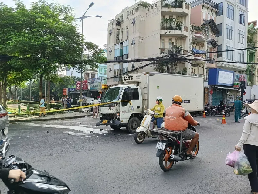 Va chạm xe tải, đôi nam nữ đi xe máy văng xa chục mét, 1 người tử vong - Ảnh 1.