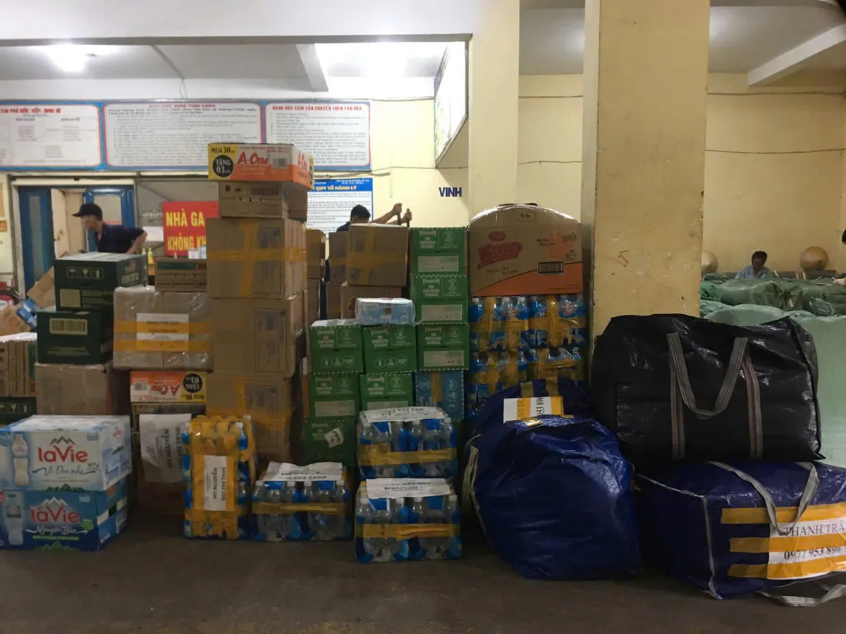 Hàng không, đường sắt chung tay vận chuyển miễn phí hàng hóa cứu trợ vùng lũ - Ảnh 1.