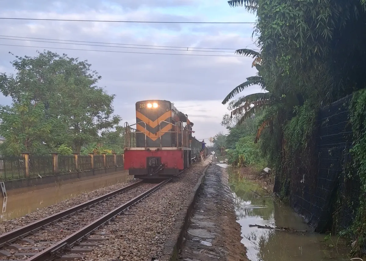 Gia cố xuyên đêm, thông tuyến đường sắt Bắc Nam qua thành phố Huế  - Ảnh 1.