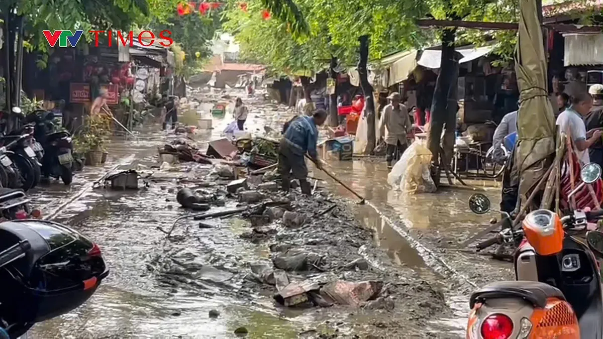 Nước rút, Hội An ngổn ngang trong bùn, người dân thức trắng dọn dẹp - Ảnh 1.