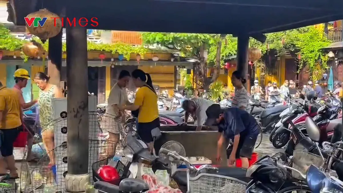 Nước rút, Hội An ngổn ngang trong bùn, người dân thức trắng dọn dẹp - Ảnh 3.