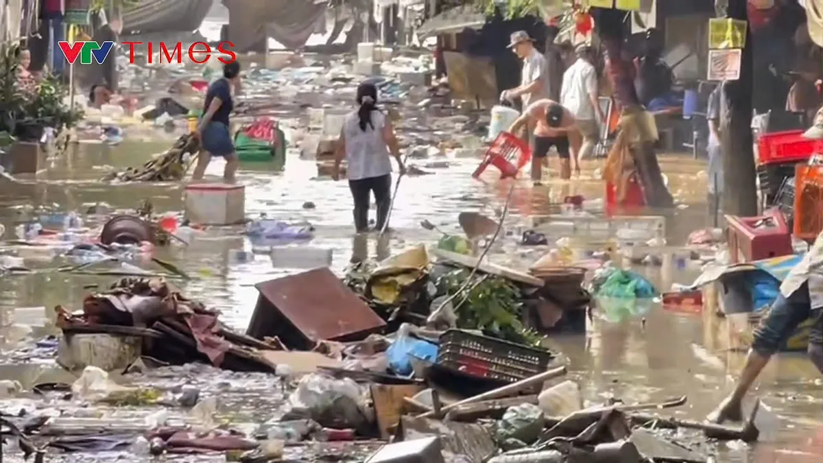 Nước rút, Hội An ngổn ngang trong bùn, người dân thức trắng dọn dẹp - Ảnh 2.